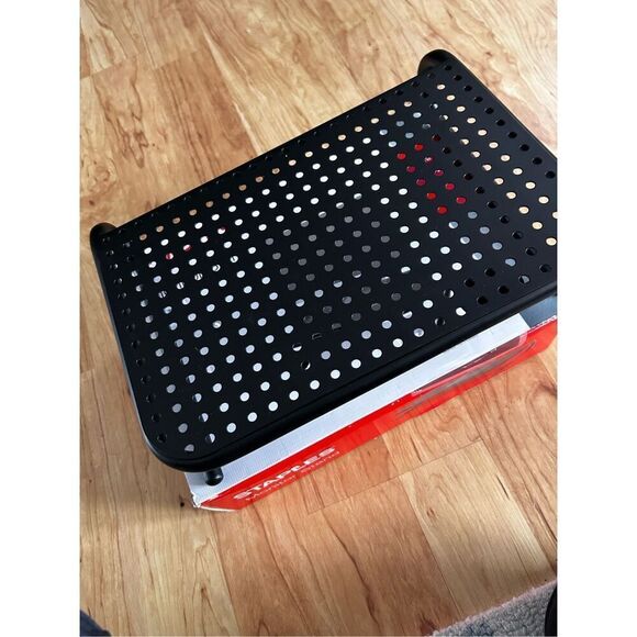 Staples monitor stand up to 21 inches - Picture 1 of 4